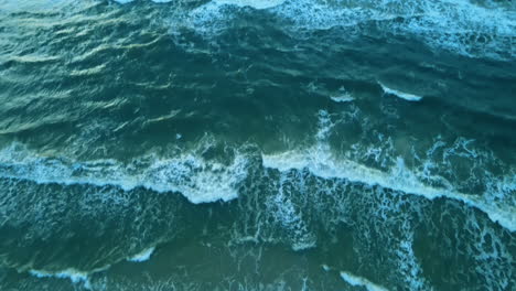 Luftaufnahme-Eines-Stürmischen-Tages-Mit-Brechenden-Wellen-Am-Meeresufer-Mit-Sandstrand