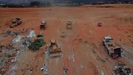 Excavadoras-Y-Camiones-De-Basura-Mueven-Montones-De-Basura-En-El-Vertedero-De-Brasilia