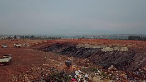 Schaufelbagger-Bewegt-Müllhaufen-Zur-Späteren-Verdichtung-Auf-Der-Deponie-In-Brasilia