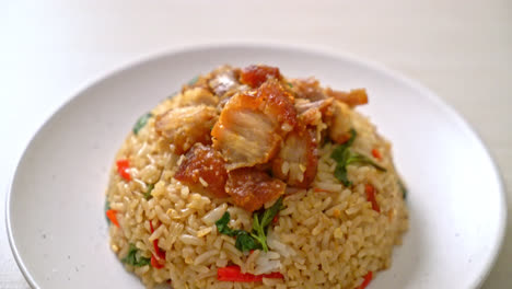 Gebratener-Reis-Mit-Thai-Basilikum-Und-Knusprigem-Schweinebauch---Thailändische-Küche