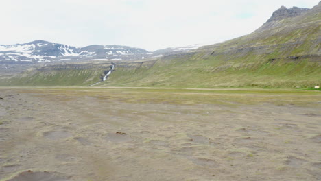 Paisaje-árido-Y-Duro-Deshabitado-De-La-Bahía-De-Hornvik-Islandia
