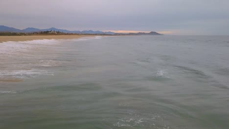 Lufttiefschuss-über-Wellen,-Die-Am-Strand-In-Todos-Los-Santos,-Baja-California,-Brechen