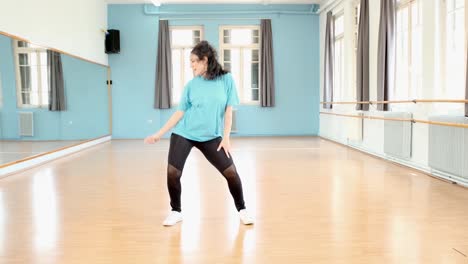 Loopable,-Hermosa-Mujer-Joven-En-Estudio-De-Baile-Practicando-Sus-Movimientos