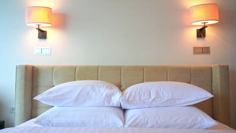 Von-Der-Wand-Nach-Unten-Kippbar-Zu-Einem-Luxus-Resort-Bett-Und-Einer-Suite