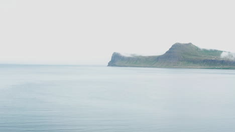 Tiro-Lento-Sobre-La-Bahía-De-Hornvik-Islandia
