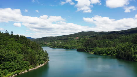 Herrliche-Aussicht-Auf-Aveiro-Portugal-Vom-Fluss-Vouga-An-Einem-Schönen-Tag---Luftaufnahme