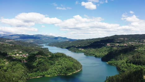 Schöner-Und-Sauberer-Blauer-Fluss-Zwischen-Malerischen-Inseln-Mit-Riesigen-Grünen-Wäldern-In-Portugal---Luftaufnahme
