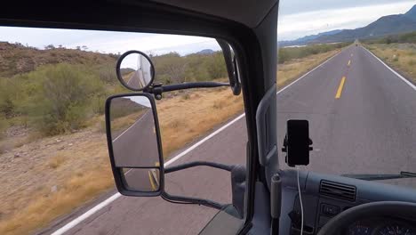 POV-Aufnahme-Vom-Fahrer-Eines-Arbeitslastwagens,-Der-In-Baja-California-Fährt-Und-Sich-Sea-Of-Cortez-Nähert