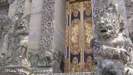 La-Puerta-Del-Templo-Kehen,-Bali