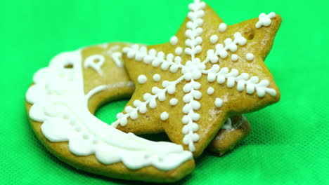 Lebkuchengebäck-Mit-Weißen-Dekorationen-Oben-In-Form-Einer-Weihnachtssüßen-Mageren-Auf-Grünem-Hintergrund