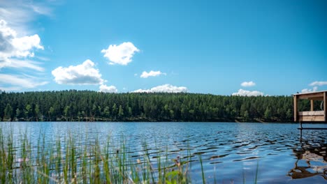 Zeitraffer-über-Einem-Kleinen-See-An-Einem-Schönen-Schwedischen-Sommertag