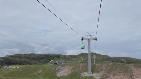Pasando-Teleférico-Verde-Góndola-Turismo-Transporte-Subiendo-Escénico-Montaña-Valle-Ladera