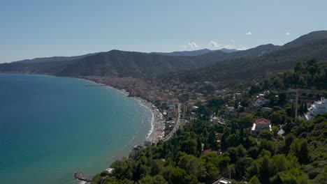 Toma-De-Drones-De-Alassio,-Pequeña-Distancia-De-Verano-En-Liguria