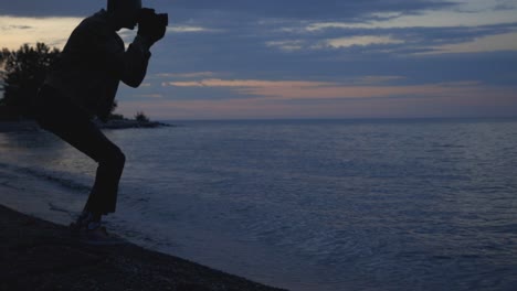 Der-Mensch-Versucht,-Einen-Wunderschönen-Sonnenuntergang-Mit-Der-Kamera-Am-Strand-Einzufangen---Mittlerer-Schuss