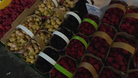 Cacerola-Sobre-Un-Poco-De-Fruta-Fresca-En-Un-Mercado-Pequeño-Y-Colorido-En-Montreal