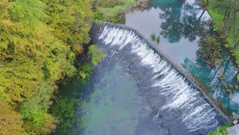 Fliegen-Sie-über-Wasserfälle-Mit-Kristallklarem-Wasser,-Umgeben-Von-üppigem-Wald