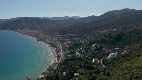 Toma-De-Inclinación-De-Drones-Que-Revela-La-Ciudad-De-Alassio-Y-Las-Playas-De-Liguria