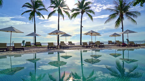 Schöner-Sonnenschirm-Und-Stuhl-Rund-Um-Den-Schwimmbad-Im-Hotel-Und-Resort---Urlaubskonzept