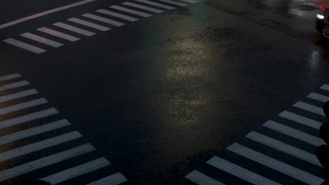 Kreuzung-Unter-Starkem-Regen-Mit-Vorbeifahrenden-Autos-Und-Fußgängern