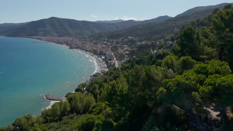 Disparo-De-Drone-Que-Revela-La-Ciudad-De-Alassio-Y-Las-Playas-De-Liguria