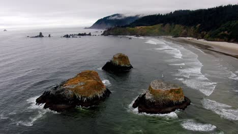 Absteigendes-Panorama-Symmetrischer-Felsen-An-Der-Küste-Von-Oregon