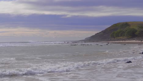 Surfer-Mit-Gelbem-Surfbrett,-Die-Am-Strand-In-Crescent-Head-Spazieren-Gehen---Surferparadies-In-New-South-Wales,-Australien---Mittlerer-Voller-Schuss