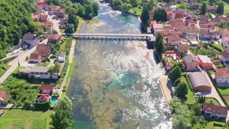 Luftaufnahme-über-Die-Brücke,-Die-Mit-Dem-Historischen-Dorf-Kulen-Vakuf-In-Bosnien-Und-Herzegowina-Verbunden-Ist