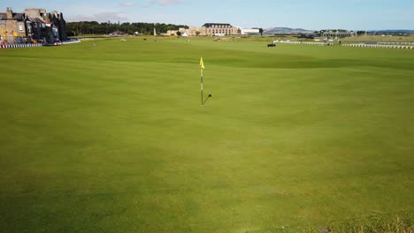 18th-hole-at-the-royal-and-ancient-golf-course-in-St-Andrews,-Fife