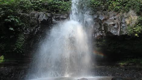 Verschwommener-Regenbogen-Hinter-Einem-Frischen-Wasserfall