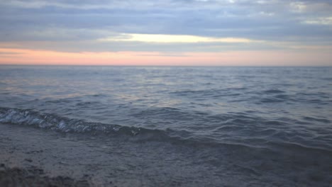 Ozeanwellen,-Die-Während-Des-Sonnenuntergangs-Am-Strandufer-Rollen
