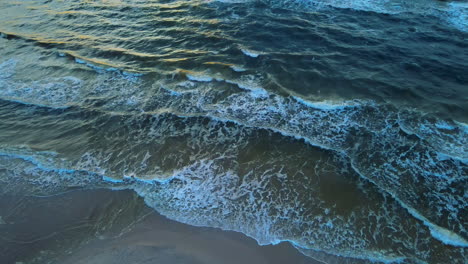 Schöne-Ruhige-Luftaufnahme-Von-Friedlichen-Wellen,-Die-Sanft-Am-Sandstrand-Krachen