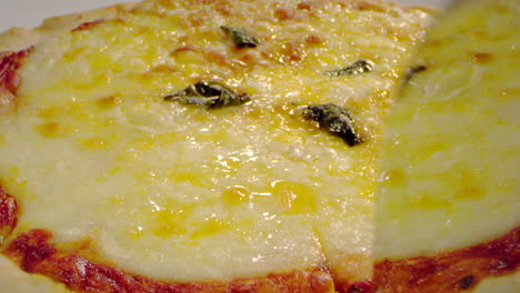 Makroaufnahme-Schneiden-Pizza-Mit-Käse-Und-Tomaten-Sauce