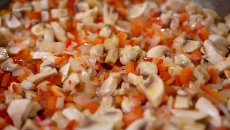 Nahaufnahme-Detail-Einer-Vegetarischen-Mischung-Aus-Gewürfelten-Paprika,-Zwiebeln-Und-Pilzen-Perfekt-Sautiert