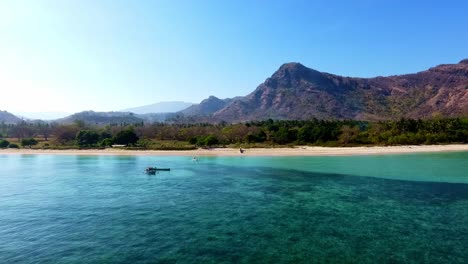 Arrecifes-De-Coral-Y-Playas-De-Arena-Dorada-De-Jelenga-Indonesia