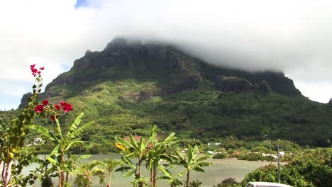 Monte-Otemanu-Cubierto-Por-Nubes-En-Bora-Bora,-Polinesia-Francesa