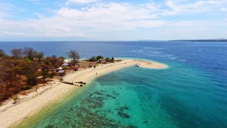 Vuelo-Aéreo-Hacia-Adelante-Sobre-Playas-Tropicales-Y-Arrecifes-De-La-Isla-Moyo-Indonesia