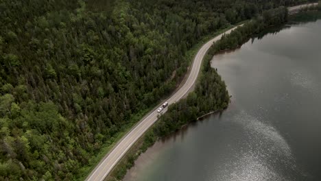 Autos,-Die-Auf-Der-Küstenstraße-Durch-Die-Ruhigen-Wasser-Von-Saint-Lawrence-Und-Den-üppigen-Grünen-Wald-Auf-Der-Gaspe-halbinsel,-Quebec,-Kanada,-Fahren