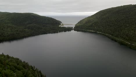 Malerischer-Blick-Auf-Den-Ruhigen-See-Am-Grünen-Wald-Mit-Blick-Auf-Den-Golf-Von-Saint-Lawrence-In-Gaspe,-Quebec,-Kanada