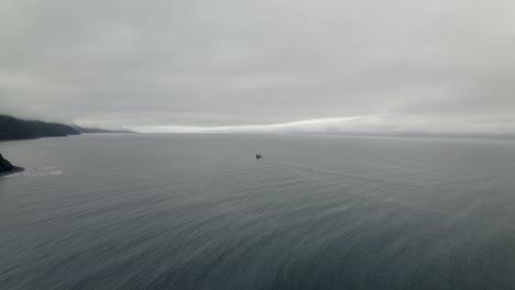 Barco-De-Pesca-Flotando-En-El-Mar-En-Calma-En-Un-Día-De-Niebla-En-Quebec,-Canadá