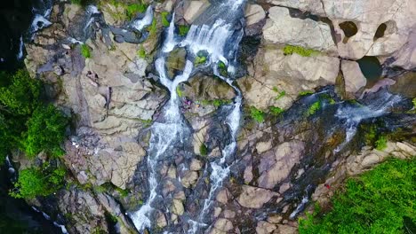 Vogelperspektive-Luftaufnahme-über-Die-Ai-Beling-Wasserfälle-Auf-Sumbawa-Indonesien