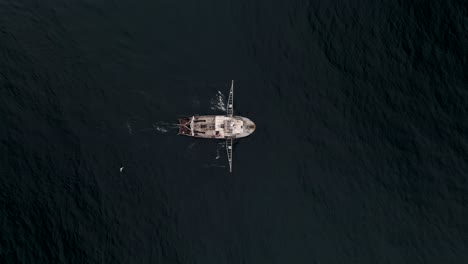 Trawler-Fischerboot,-Das-Auf-Den-Offenen-Gewässern-Des-Sankt-Lorenz-Golfs-In-Quebec,-Kanada,-Segelt
