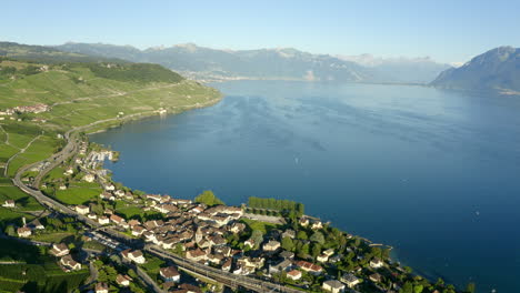 Fliegen-über-Das-Dorf-Cully-Im-Weinberg-Lavaux-Am-Ufer-Des-Leman-sees,-Schweiz---Luftaufnahme