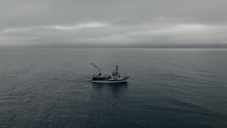 Arrastrero-De-Pesca-Navegando-Bajo-La-Nubosidad-En-El-Golfo-De-San-Lorenzo-En-Quebec,-Canadá