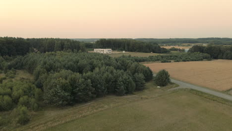 Malerische-Ackerlandfelder-Bei-Sonnenuntergang,-Bäume-Aus-Dem-Wald-Und-Leere-Straße-Während-Covid19