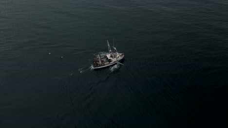 Fischtrawler-Fährt-Aufs-Meer-Hinaus-Und-Segelt-Auf-Dem-Ruhigen-Wasser-Von-Saint-Lawrence-In-Quebec,-Kanada