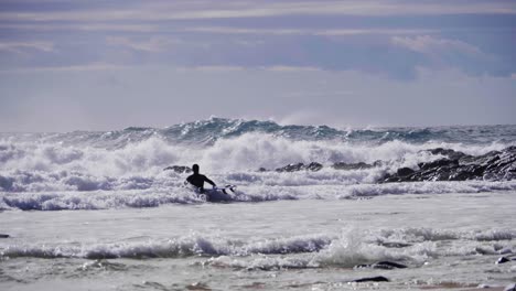 Un-Surfista-Entrando-En-Las-Olas-De-Crescent-Head---Nsw-Australia---Cámara-Lenta