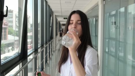 Ärztin-Trinkt-Mineralwasser-Im-Krankenhaus
