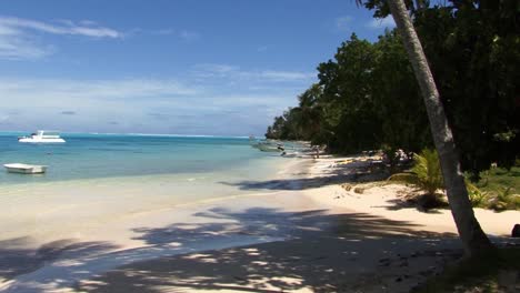 Playa-Y-Paisaje-En-Bora-Bora,-Polinesia-Francesa