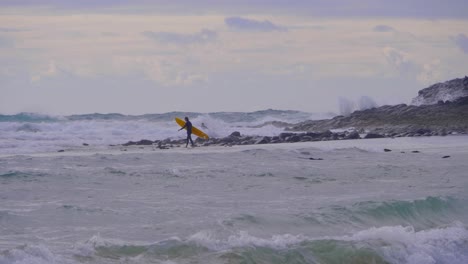 Surfistas-Con-Tabla-De-Surf-Caminando-En-El-Océano-Ondulado---Surfeando-En-La-Playa-En-Crescent-Head,-Nueva-Gales-Del-Sur,-Australia---Tiro-Ancho