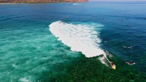Surfer-Schnitzen-Wellen-Am-Strand-Von-Jelenga,-Indonesien
